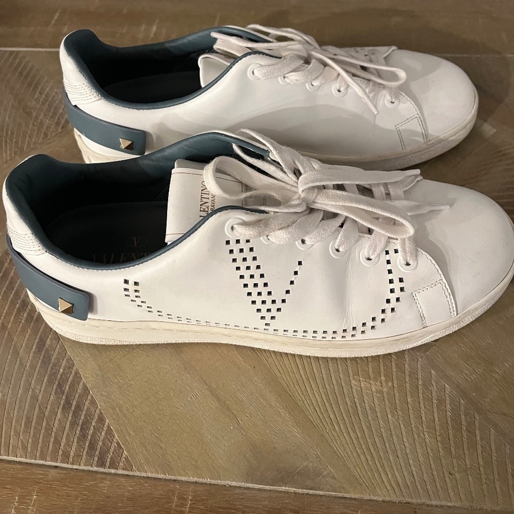 women’s white sneaker